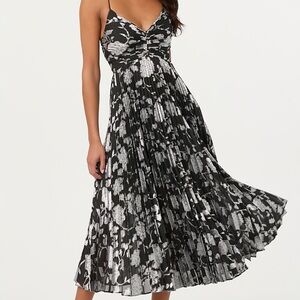 ASTR The Label Saiorse Metallic Pleated Midi Dress